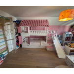 Etagenbett mit Treppe und Rutsche im Kinderzimmer in Graz